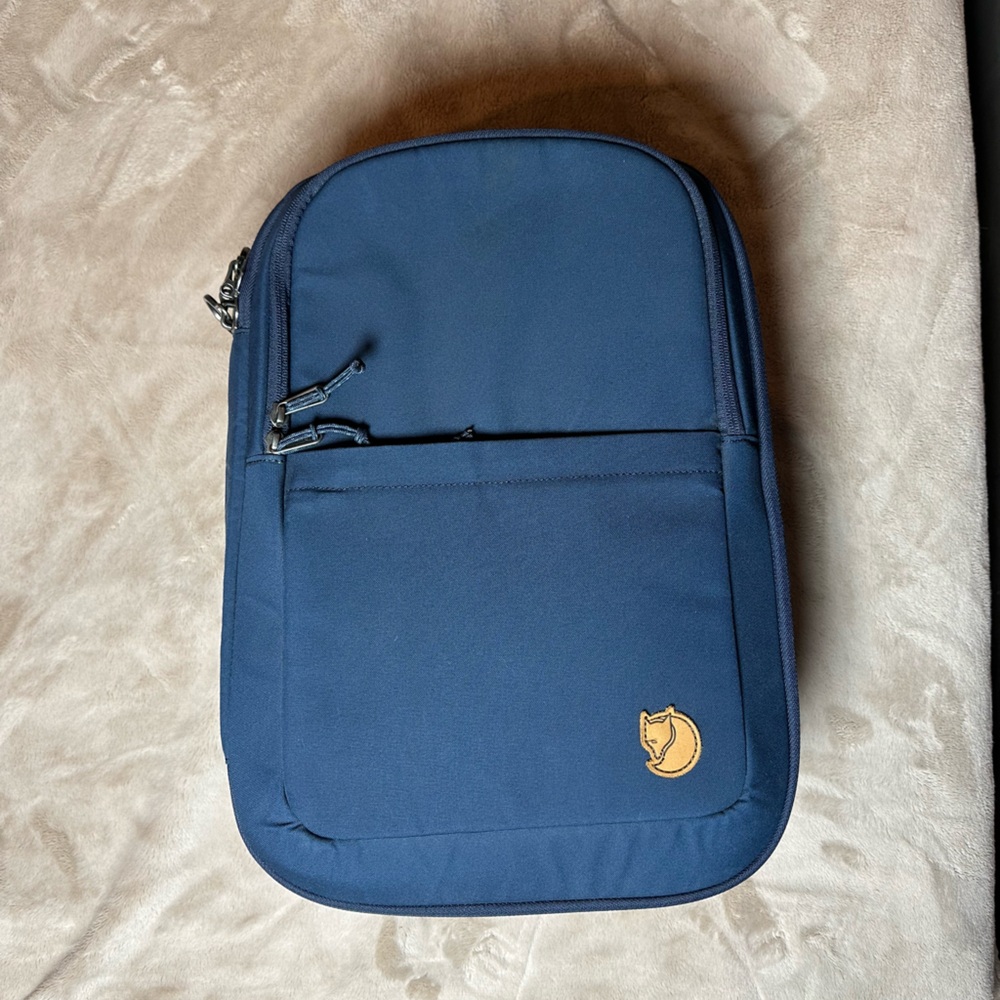 Fjallraven Travel Pack Small in Navy